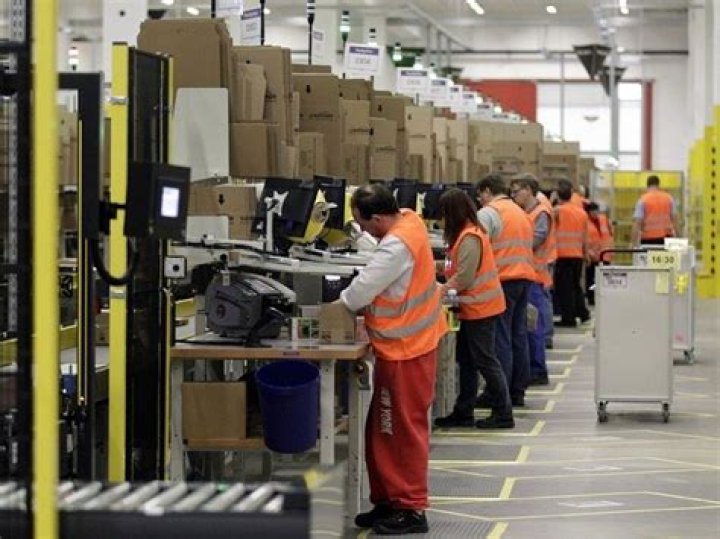 Do Amazon warehouse workers work on holidays?