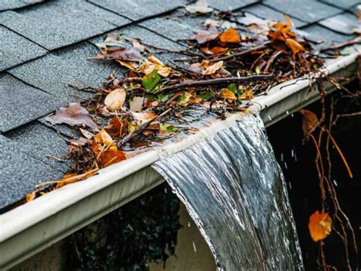 Does blocked guttering cause damp?