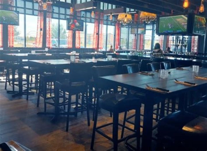 Does Browns have happy hour?