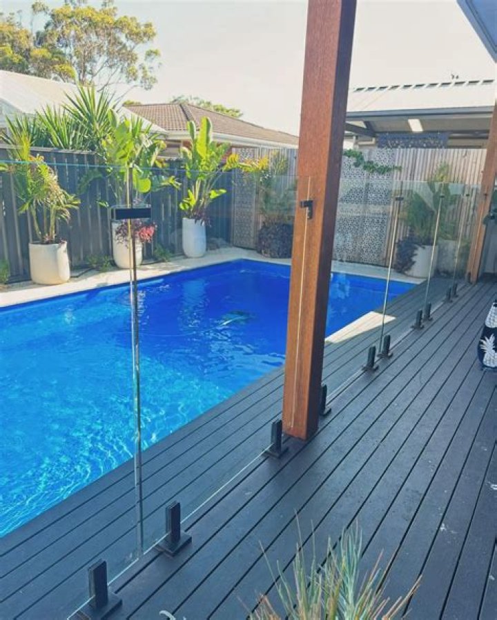 Does glass pool fencing get dirty?
