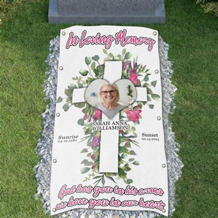 Does Lowes sell grave blankets?