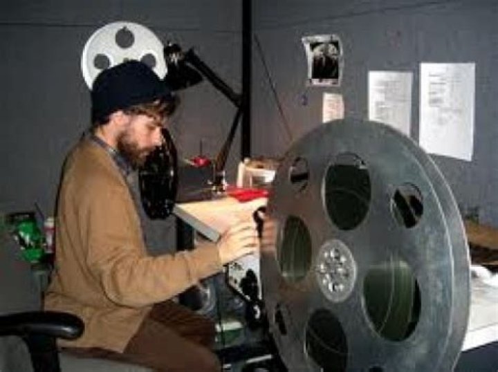 How do you become a film projectionist?