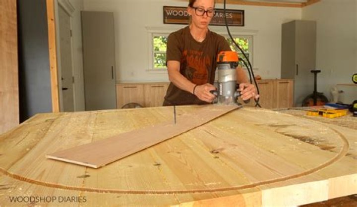 How do you cut a round table with a router?