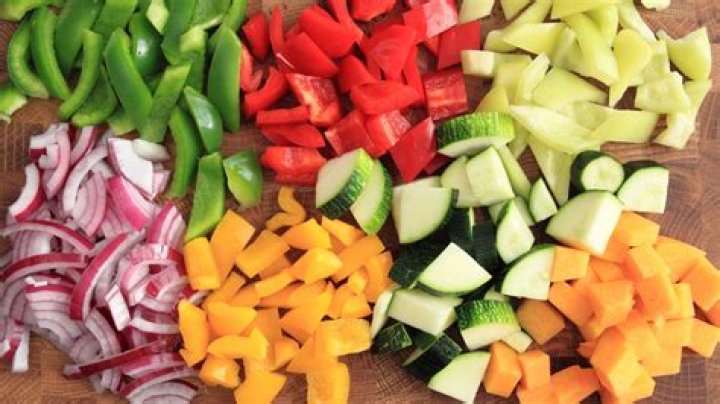 How do you cut vegetables with a food processor?