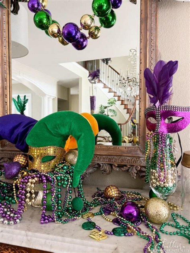 How do you decorate for Mardi Gras?