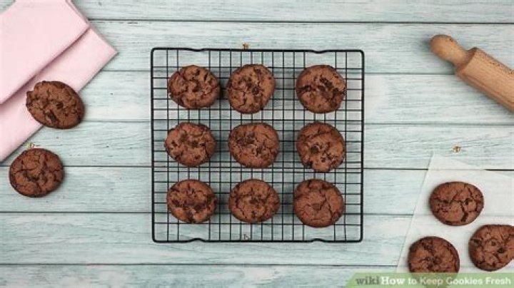 How do you keep cookies fresh in a tin?