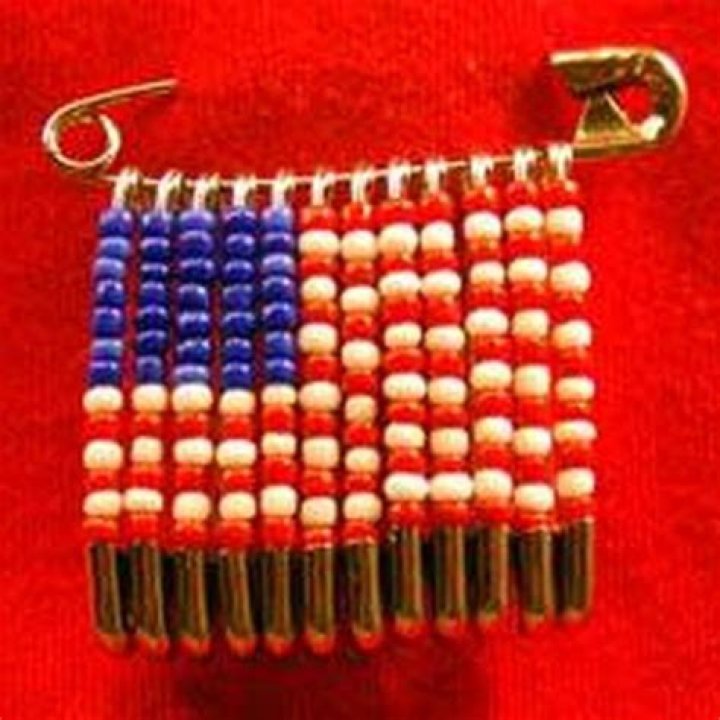 How do you make a flag with beads and safety pins?