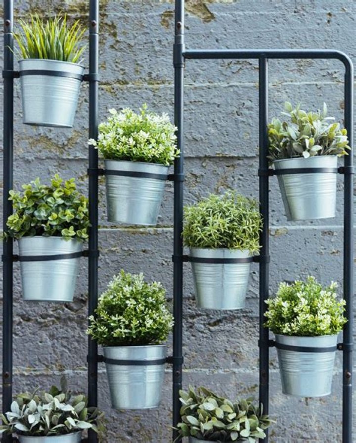 How do you make a living wall planter?