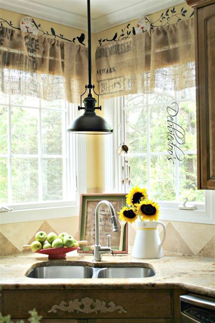 How do you make kitchen valances?