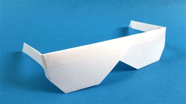 How do you make origami glasses?