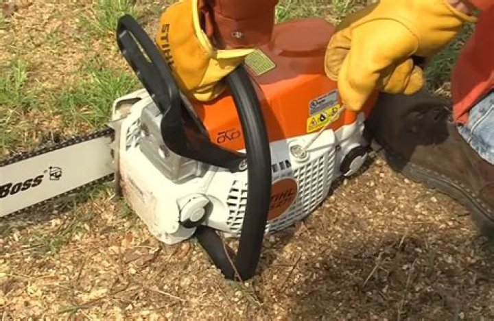 How do you start a chainsaw with a choke?
