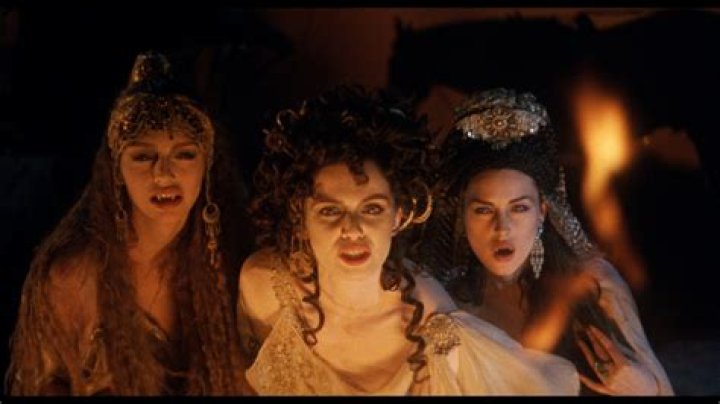 How is Lucy killed in Dracula?