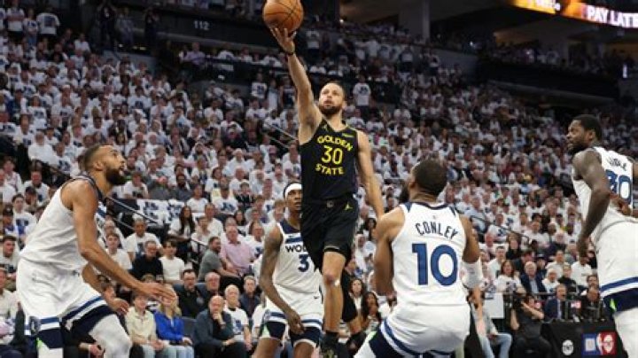 How long is Curry injured for?