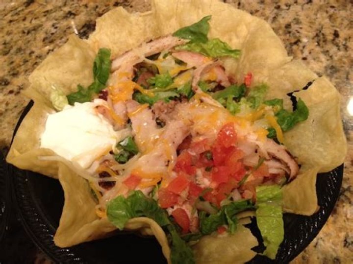 How many calories in a chicken taco salad without the shell?