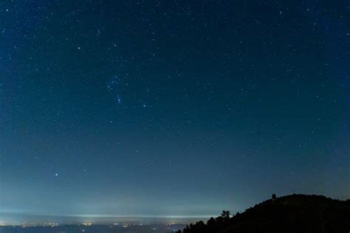 How many stars can be seen in the night sky by an observer at any one time?