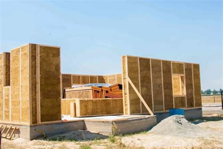 How much does it cost to build a straw bale house?