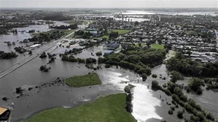 How much does it rain in Uruguay?