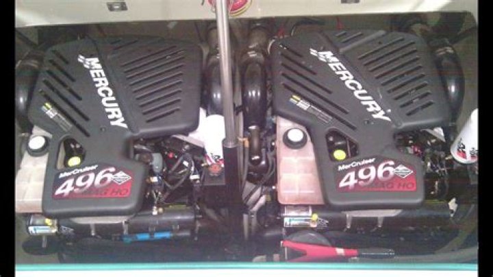 How much oil does a MerCruiser 496 Mag hold?