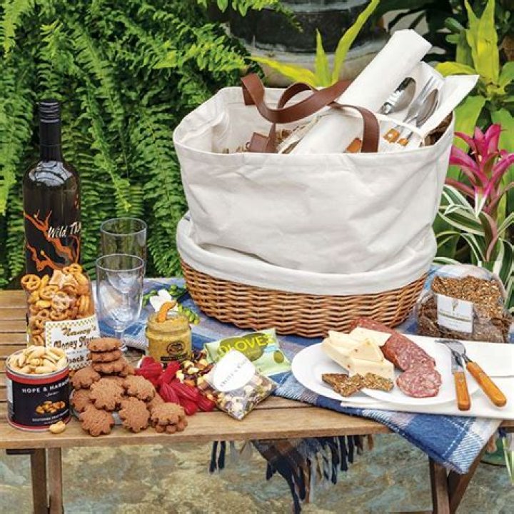 What do you put in a picnic gift basket?