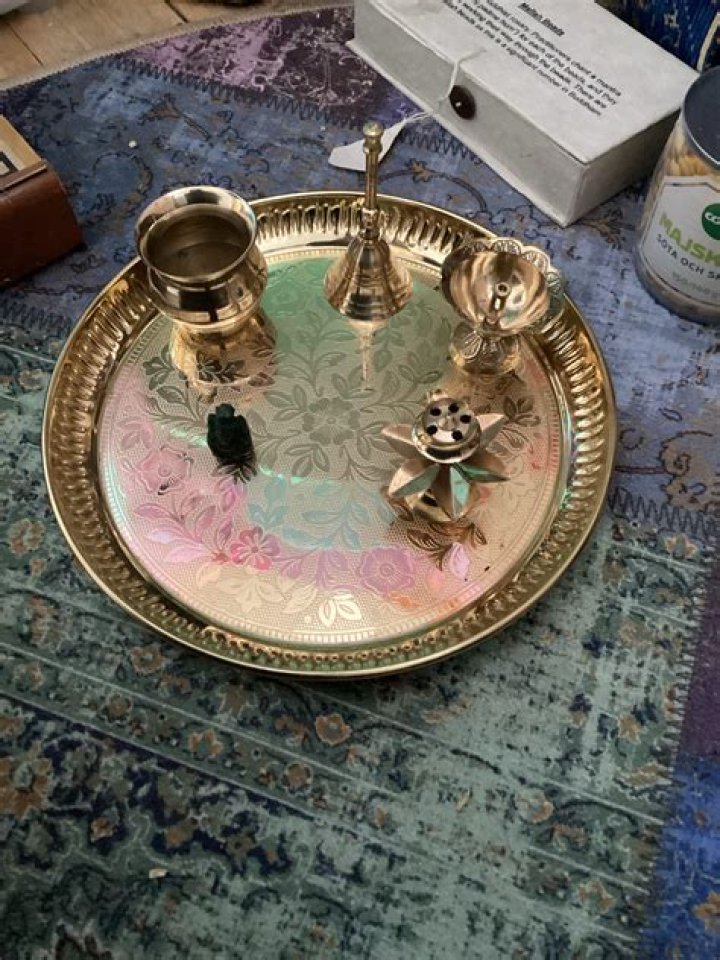 What do you put on a meditation altar?