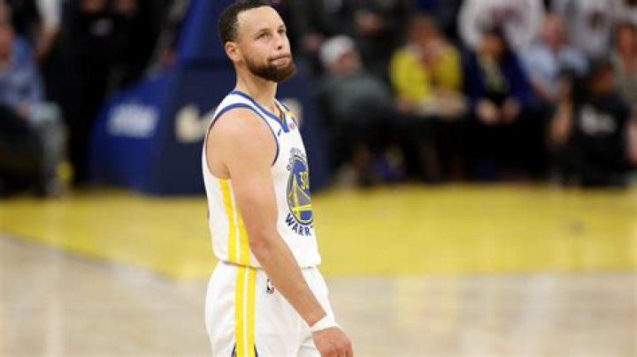 What happened to Stephen Curry hand?
