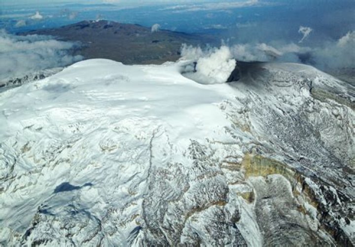 What plate boundary is Nevado del Ruiz on?