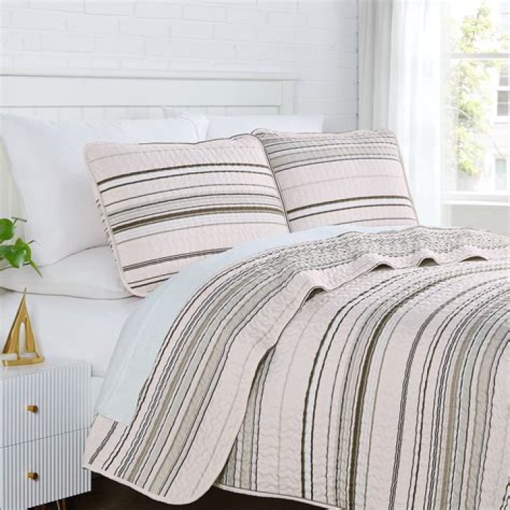 What size is an oversized king quilt?