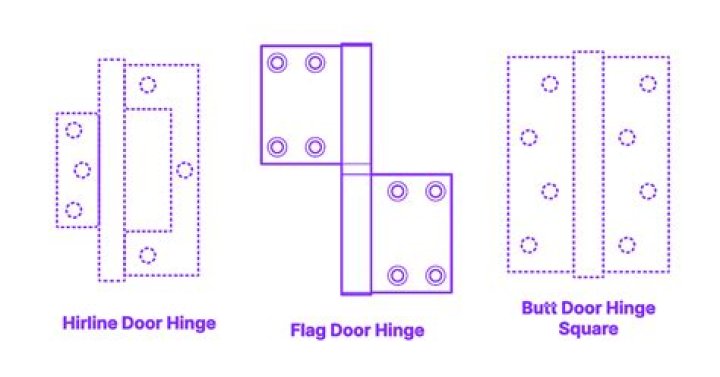 Where should the hydraulic spreader tips be placed when separating a door from a vehicle on the hinge side?