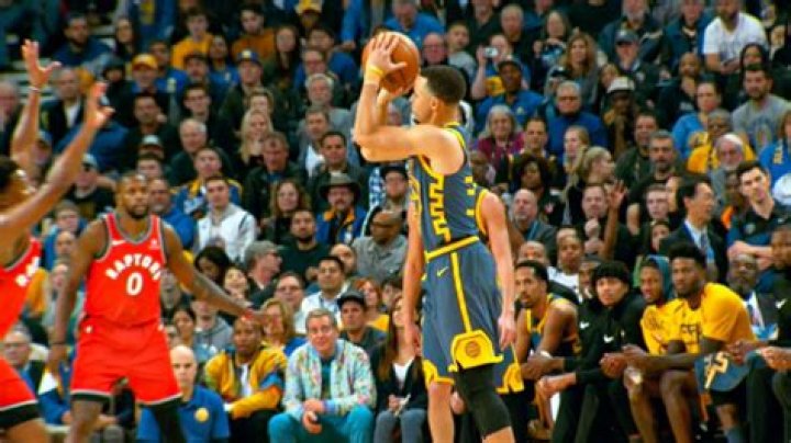 Which hand does Curry shoot with?