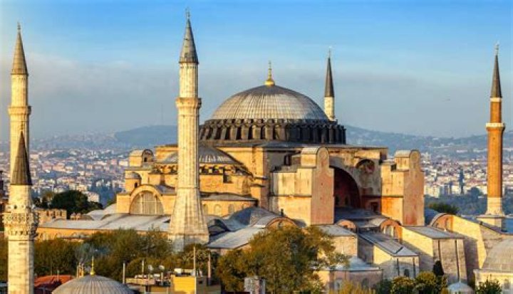 Who built the Hagia Sophia in Constantinople and why is it so important?