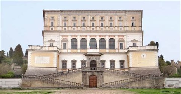 Who were the two architects involved in the construction of Palazzo Farnese at caprarola?